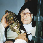 Suor Lucia di Fatima nel 2005 con la Sacra Reliquia della Costola del Santo