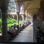 DEVOTI ASCOLTANO LA MESSA DAL CHIOSTRO DELLA MAGNOLIA. Credit Basilica di Sant'Antonio